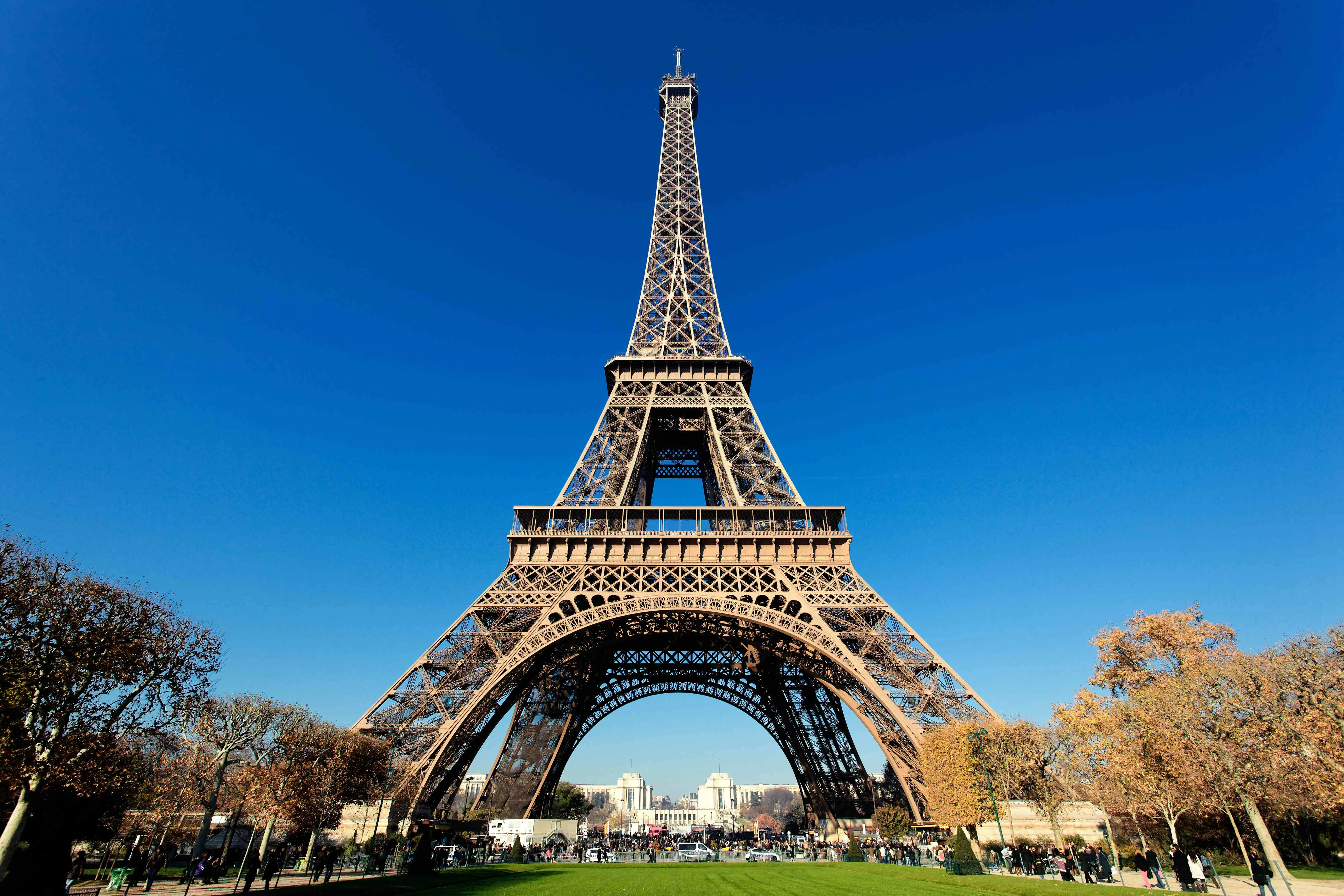 famous-eiffel-tower-paris-with-gorgeous-colors_11zon.webp