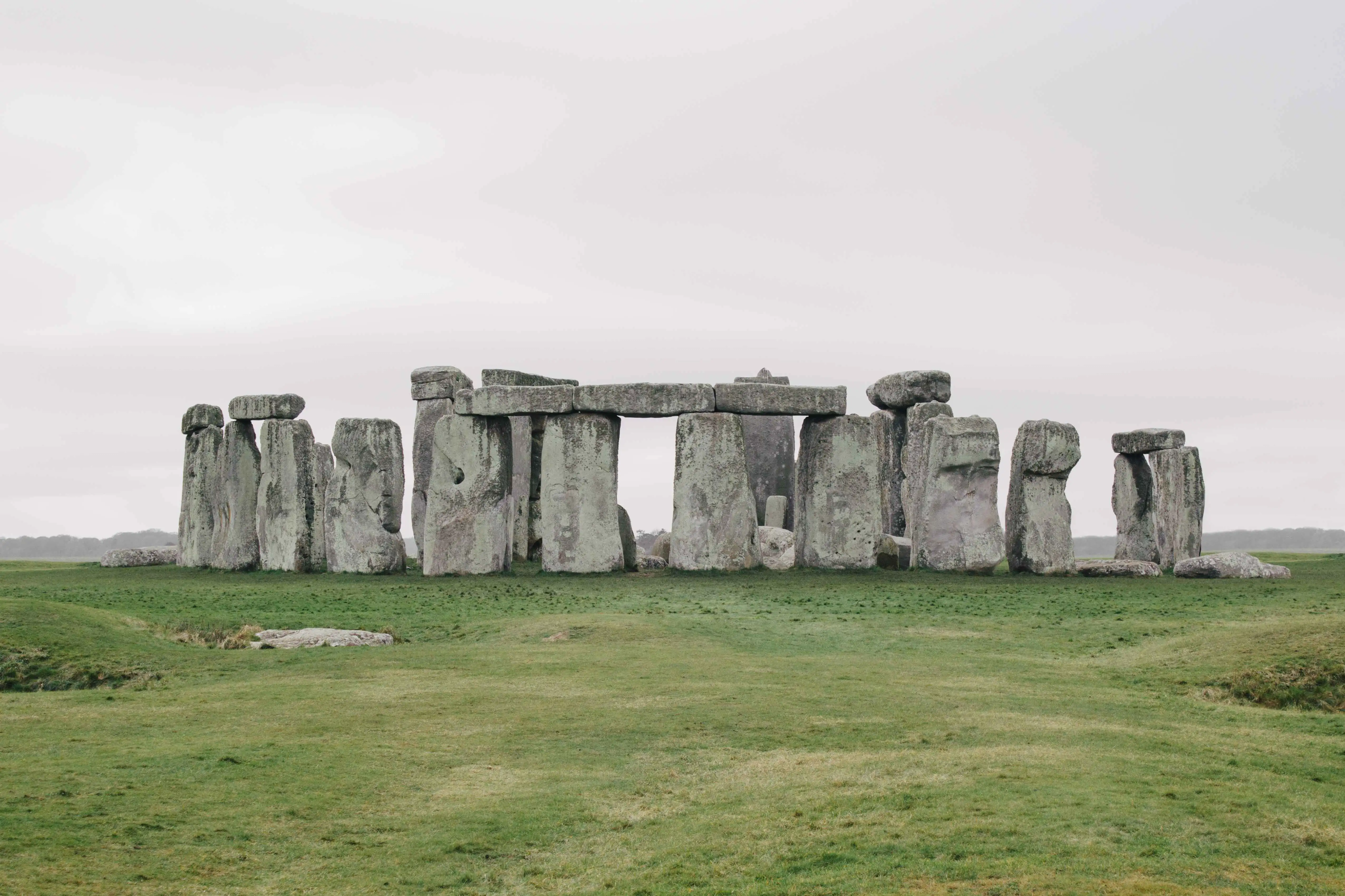 famous-stonehenge-united-kingdom-cloudy-sky_11zon.webp